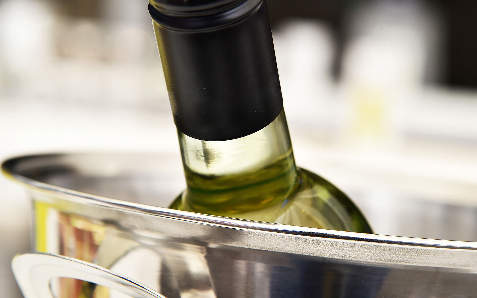 Eine einzelne Weinflasche