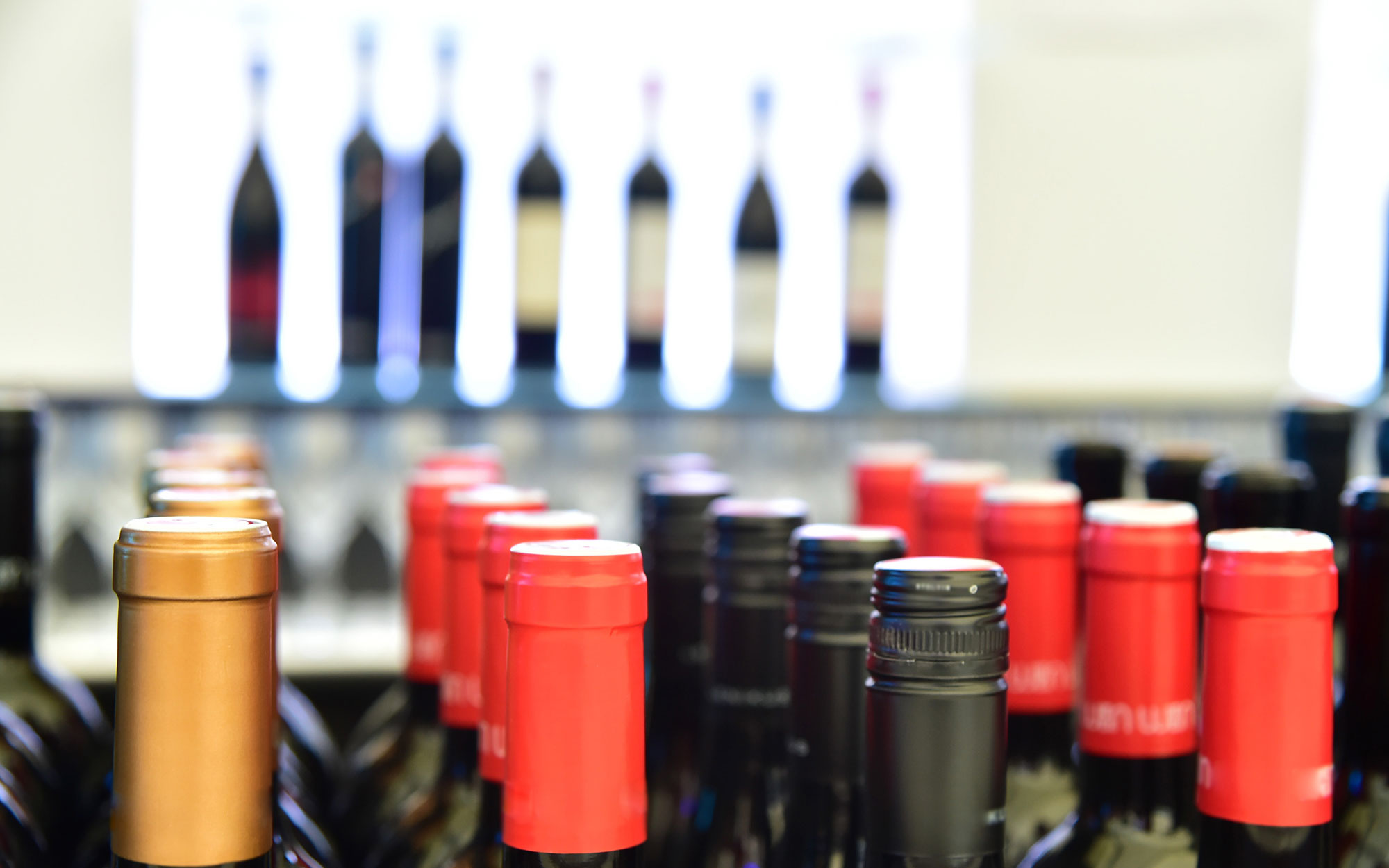 Die Hälse mehrerer Weinflaschen