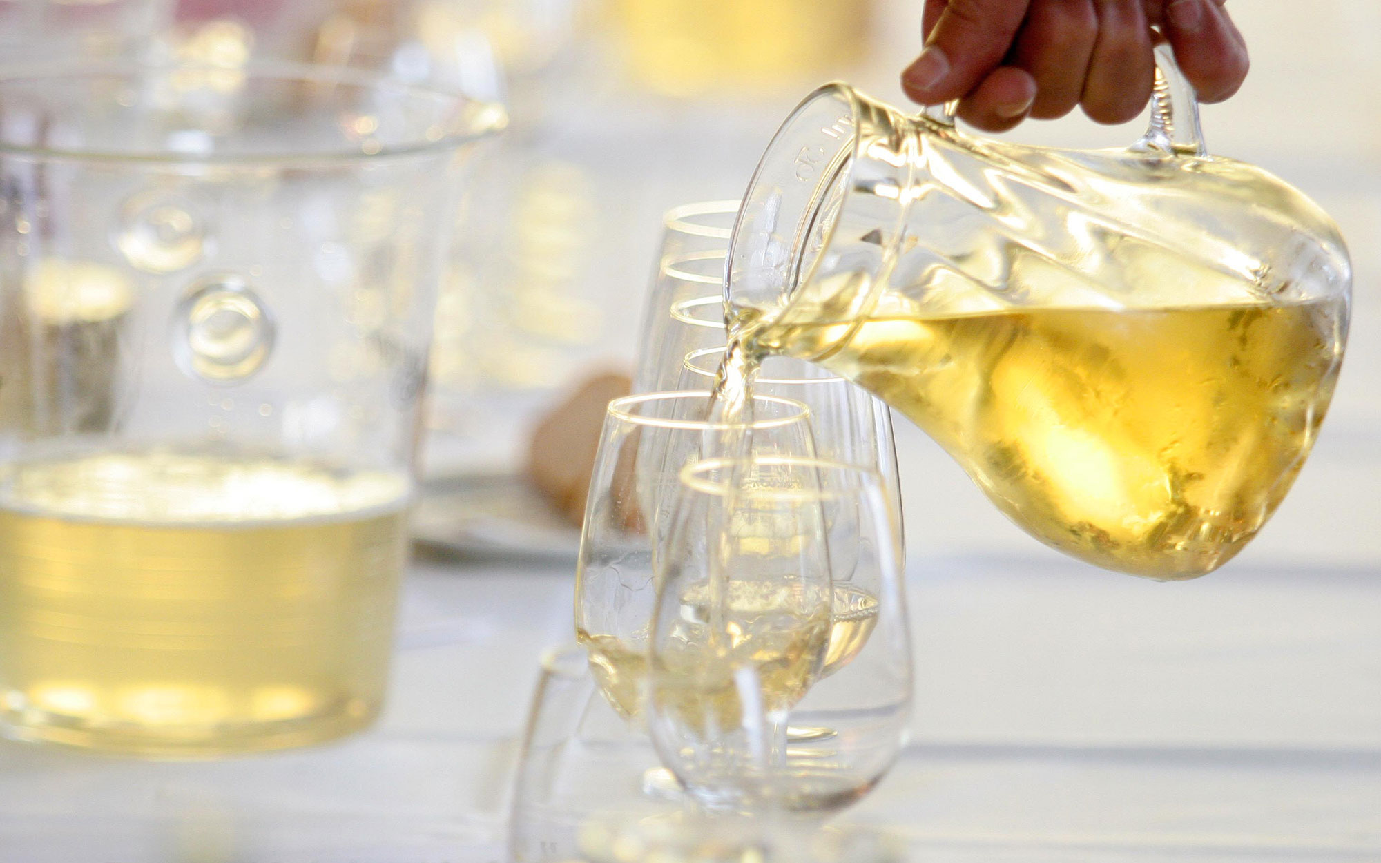 © stadtwienmarketing Weingläser zur Verkostung werden eingeschenkt