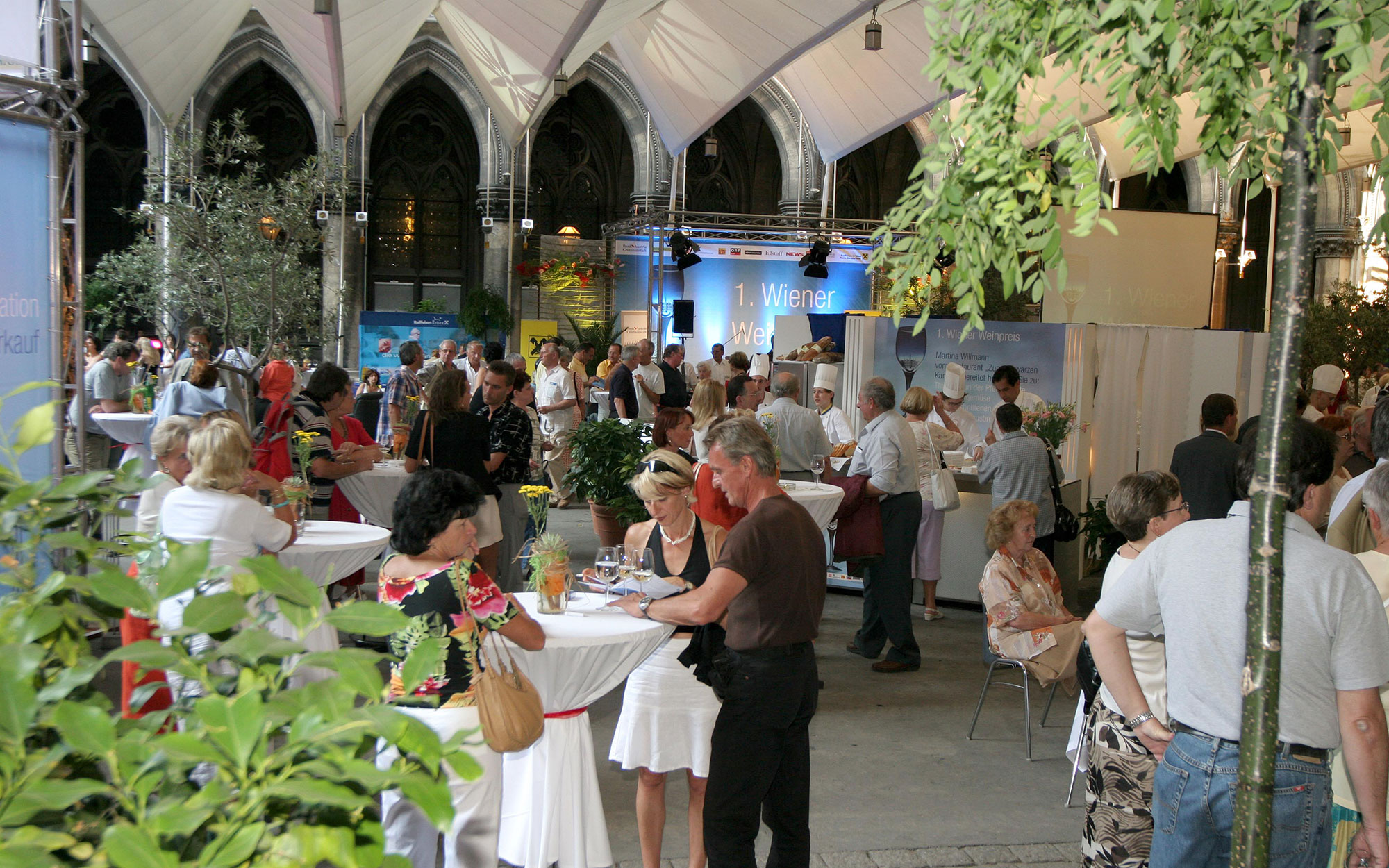 © stadtwienmarketing Menschen trinken an Stehtischen Wein